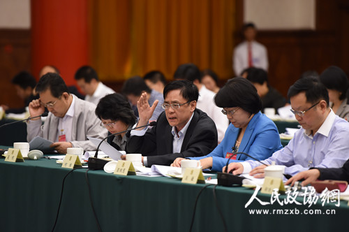 何维委员在会上发言本报记者  姜贵东  摄 何维委员在会上发言本报记者  姜贵东  摄