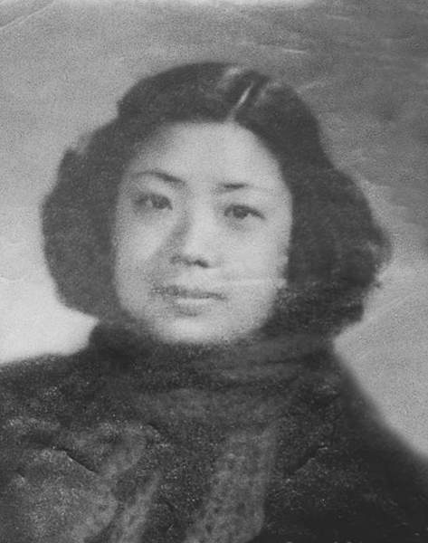 图为关牧村的母亲。关牧村是全国人大代表、第七至十一届全国政协委员，国家一级演员、女中音歌唱家，中国音乐家协会副主席、全国青年联合会副主席，代表作品有《打起手鼓唱起歌》等。