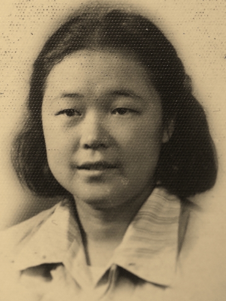 图为顾久的母亲年轻时照片。顾久是全国政协委员，曾任贵州省人大常委会原副主任，现任贵州省文联主席、省文史馆馆长。