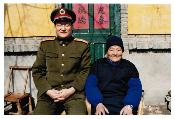 图为黄国柱和外婆合影?；乒侨?，曾任解放军报社社长，少将军衔。著有评论集《苍凉的历史》、《圣土并不遥远》等?！恫粤沟睦贰坊袢谌斓贝难в判阊芯砍晒碚媒?，《圣土并不遥远》获解放军第三届文艺奖。