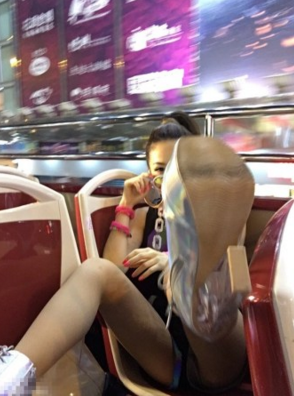 10日，邓紫棋坐双层公交开工，她衣着清凉酷劲十足，更直接开腿大秀性感，热裤太短险些露底