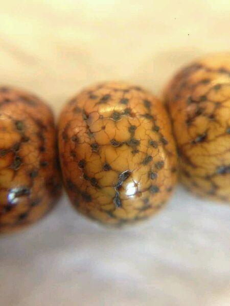 二，做旧赝品，市场大量 ，纹如刀切，贯穿珠体，包浆色泽暗淡， 完全无神