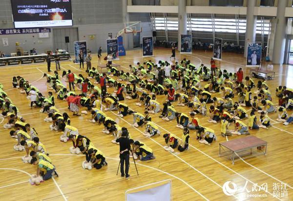 现场志愿者学习急救知识。