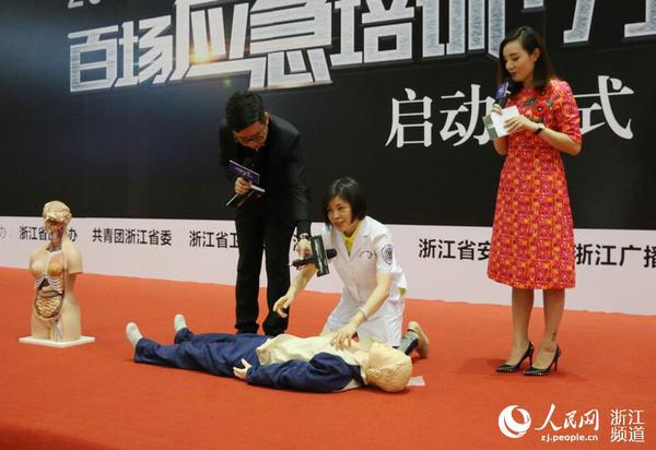 医生鲁美丽演示心肺复苏急救法。