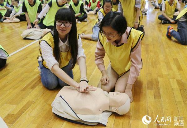 G20志愿者现场学习心肺复苏急救法。