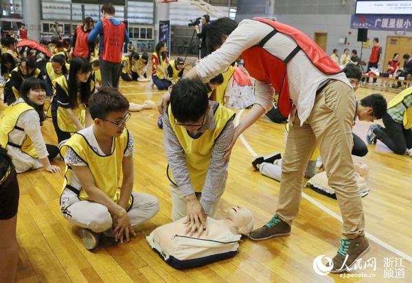 G20志愿者现场学习急救知识。
