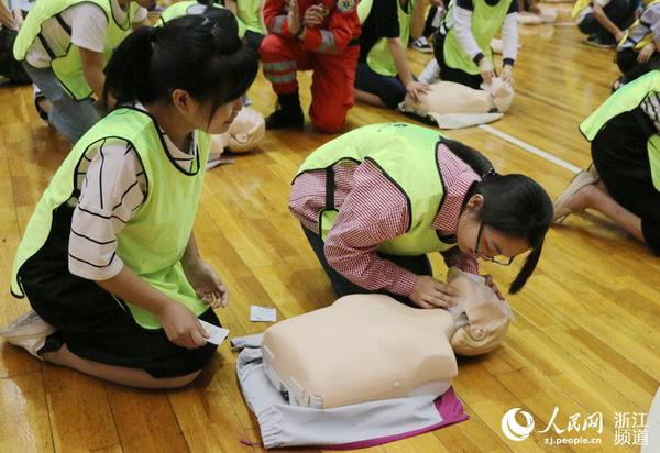 G20志愿者现场学习人工呼吸急救知识。