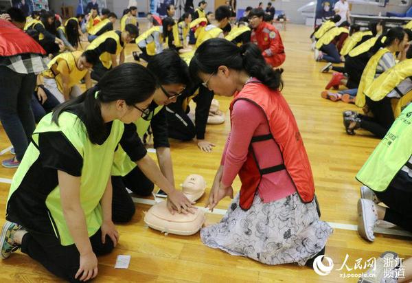 急救达人现场教授急救知识。