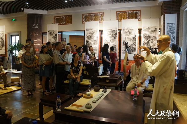 5月8日，在“禅意?山水”康明义水墨山水作品展上，国内资深影视导演海云法师向在场嘉宾阐释“山水禅意”。