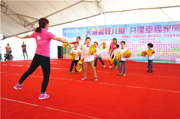 残疾儿童在老师的指导下带来舞蹈《加油歌》。