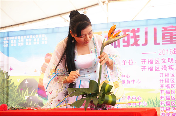 插花表演。