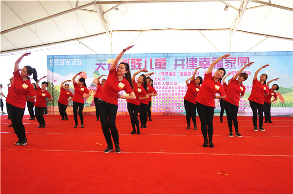 助残志愿者带来舞蹈表演《我相信》。