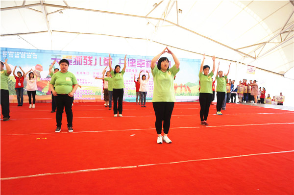 残疾朋友带来手语舞《感恩的心》。