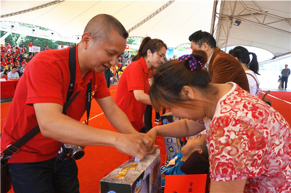 领导为10位残疾家庭送上慰问金后，开福区的助残公益机构为残疾孩子送来了玩具和生活用品。