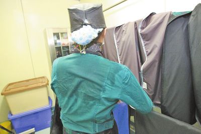 医护人员每天穿40斤铅衣奔跑一万多步(图)