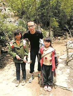 武春成和为民小学的孩子们在一起，帮她们打猪草