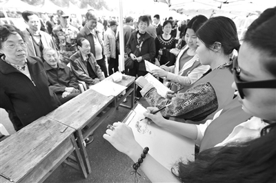 去年公民爱心日，志愿者专设肖像画服务市民。李忠 摄