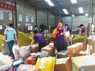 　王小敏在分拣快递。盛捷
