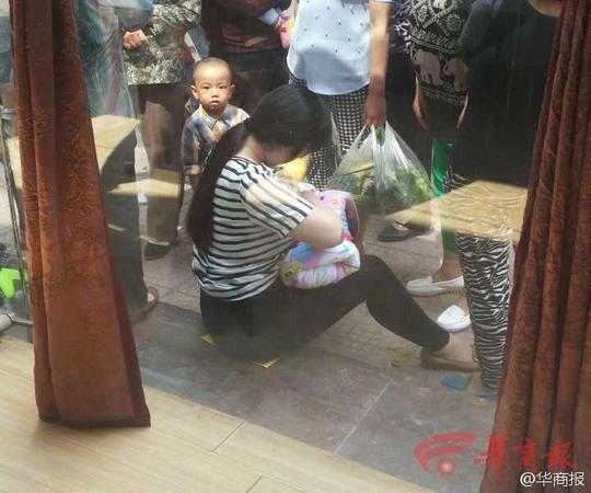 26岁女子街头为弃婴哺乳 被赞“最美妈妈” 26岁女子街头为弃婴哺乳 被赞“最美妈妈”