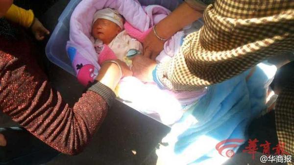 26岁女子街头为弃婴哺乳 被赞“最美妈妈”2 26岁女子街头为弃婴哺乳 被赞“最美妈妈”2