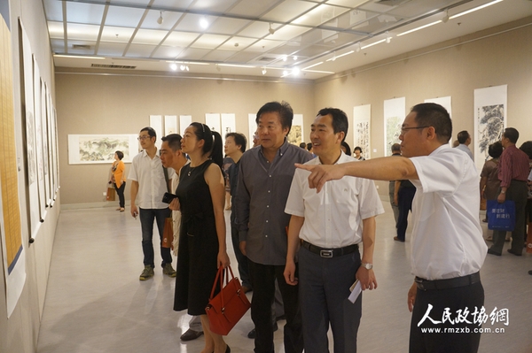 揭牌仪式结束后，嘉宾步入首届艺术精品展厅欣赏作品。