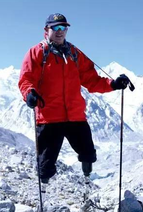 67岁无腿老人第四次挑战珠峰失败