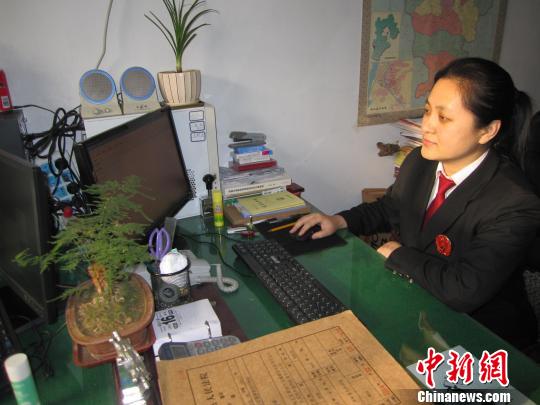 图为刘彦在网上办案?！±钪矣?摄