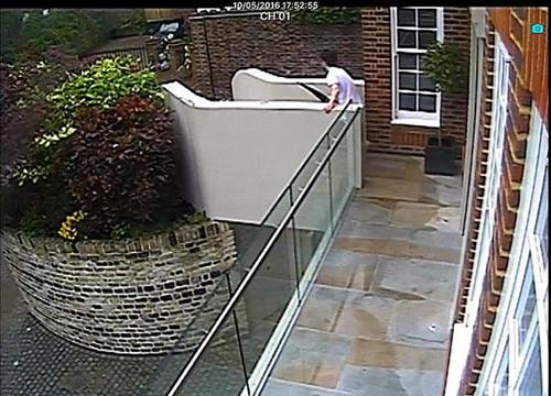 英国少年手持雨伞勇敢击退持刀入室抢劫犯