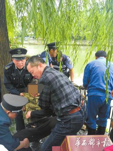 警民合力救起落水大爷。