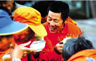 正在喝爱心粥的环卫工 正在喝爱心粥的环卫工