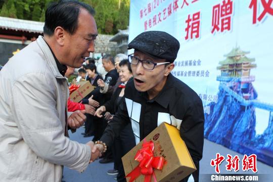 巩汉林为旅游行业代表捐赠 王中举 摄 巩汉林为旅游行业代表捐赠 王中举 摄