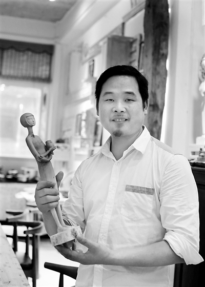 杨恒清与自己的木雕。