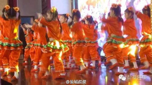 网络图片显示，二十多位小朋友身着演出服在台上表演。