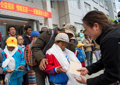 区福彩中心主任唐慧代表区福彩中心向堆龙德庆区20名孤残人士送上1000元慰问金和慰问品