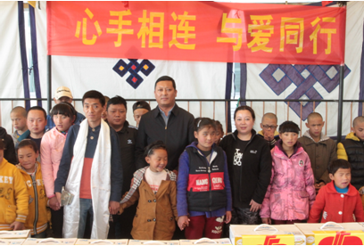 自治区民政厅副厅长尼玛次仁（中）在自治区福彩中心主任唐慧（左一）、副主任旦增（右二）的陪同下，慰问拉萨市盲童学校的孩子们