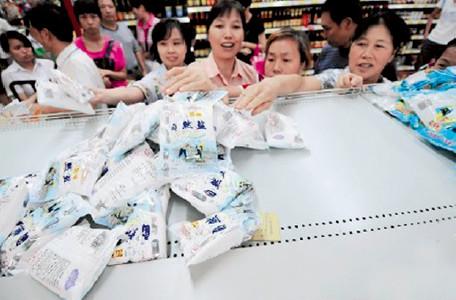 p56 2011 年3 月，受日本地震引发核电站事故影响，网上谣言称新产海盐将存在安全隐患，广东等地民众抢购、囤积碘盐。