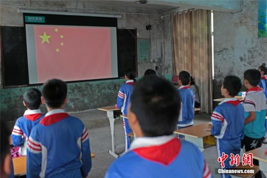 资料图 太行山区贫困小学开启“云端课堂” 资料图 太行山区贫困小学开启“云端课堂”