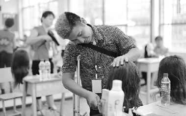 云南楚雄，一位肢残者正在学习美容美发技能。