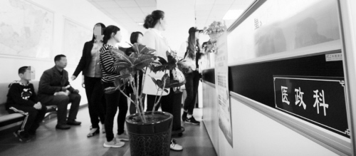 昨天，郑州一家社区卫生服务中心贴出《关于停用三价脊灰减毒活疫苗(糖丸)的公告》。