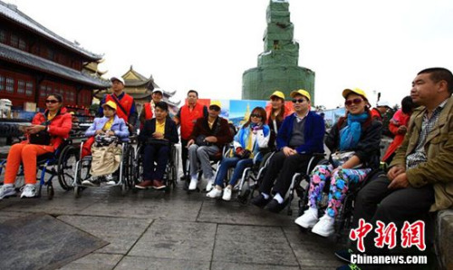 怒放生命，圆梦金顶。5.15全国助残日，残友们在爱心志愿者、游客、景区工作人员的共同努力下成功登上金顶