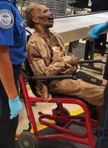 上周日,亚特兰大国际机场安检处迎来一名干尸“乘客”