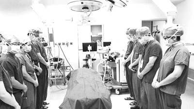 医生向器官捐献者遗体默哀致敬。 资料图片