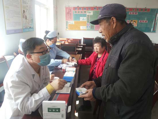 图为医疗保健院义工队为西大窑村民义诊送药 图为医疗保健院义工队为西大窑村民义诊送药