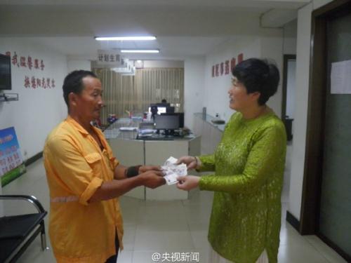 老人13年卖40万个塑料瓶捐款近万3