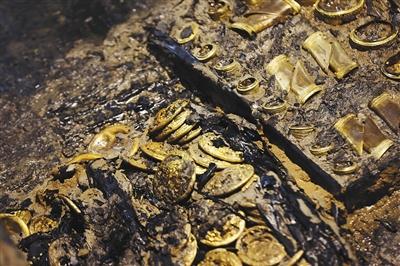 江西南昌，海昏侯主椁室中的马蹄金、麒趾金及两盒金饼