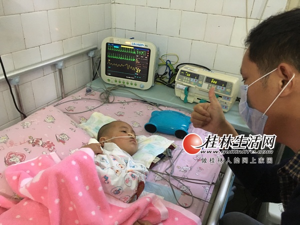 收到爸爸的“赞”后，病床上的小镁很高兴