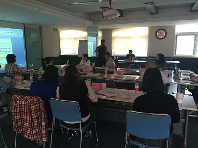 参选机构工作人员进行项目答疑 参选机构工作人员进行项目答疑