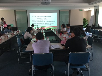 基金会工作人员在介绍评议规则 基金会工作人员在介绍评议规则