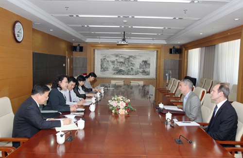 图为海迪主席在会见座谈会上讲话  图为海迪主席在会见座谈会上讲话