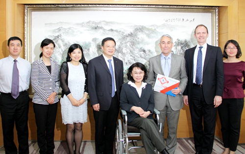 图为会见后合影  图为会见后合影